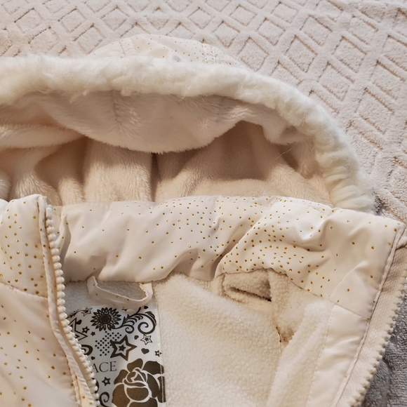 Place hooded quilted vest. - Picture 3 of 6